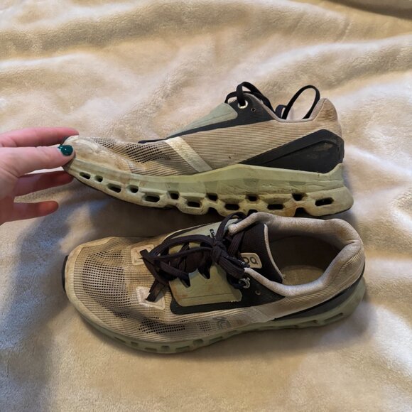 OnCloud Sneakers - Picture 2 of 3